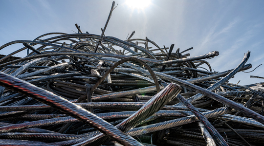 Recycling und Verwertung von Metallkabeln durch HS Abfall und Wertstoff auf dem Schrottplatz