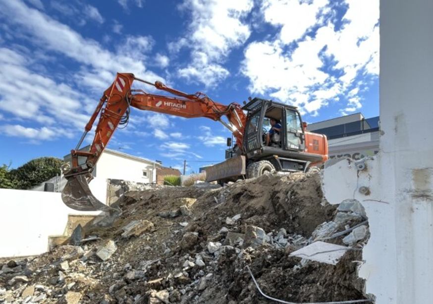 Abbruch Haus an einem Badeteich HS-Abfall und Wertstoff
